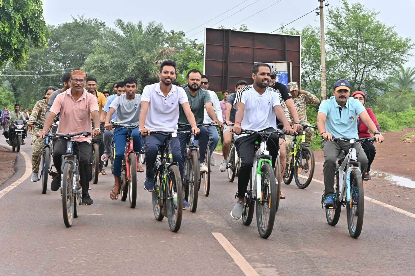साइकिल चलाते हुए कलेक्टर अबिनाश मिश्रा समेत अधिकारी व सभी वर्ग।-