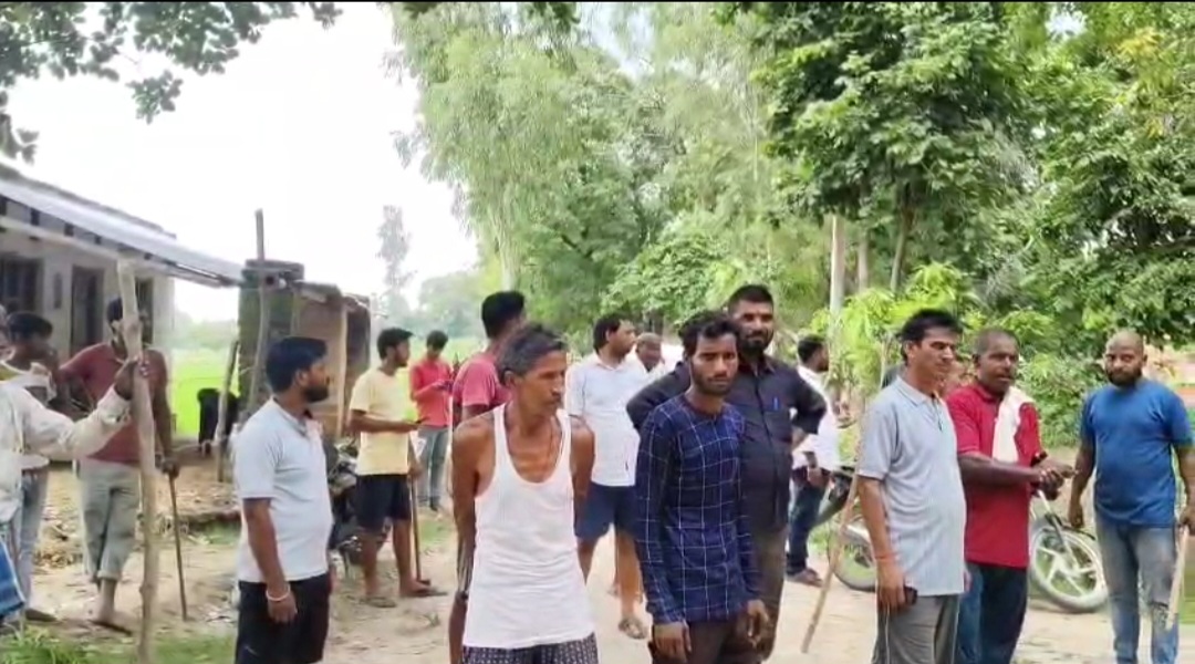 लाठी डंडे से लैस ग्रामीण