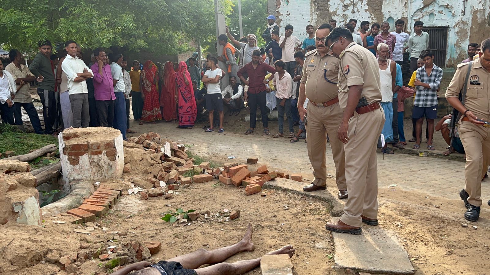 घटनास्थल पर मौजूद पुलिस