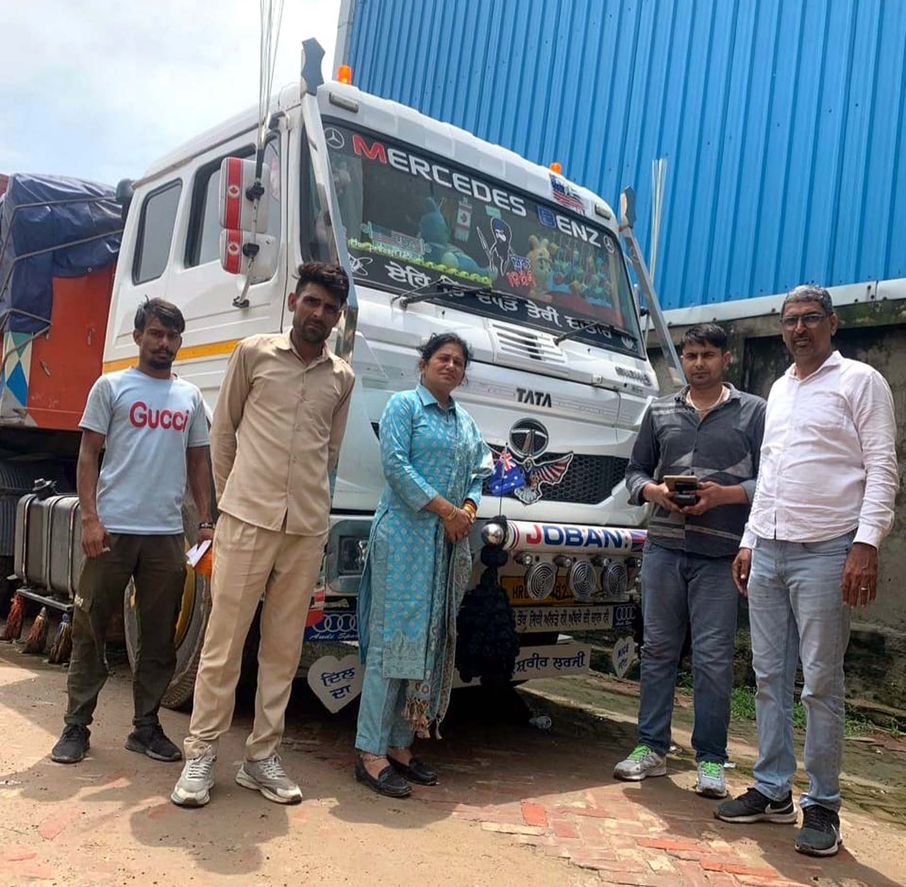 वाहनों पर कार्रवाई करते अधिकारी। वाहनों पर कार्रवाई करते अधिकारी।