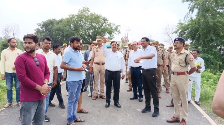 फोटो - बाढ़ क्षेत्र का निरीक्षण करते मंडल आयुक्त फोटो - बाढ़ क्षेत्र का निरीक्षण करते मंडल आयुक्त