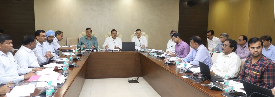 विभागीय योजनाओं की समीक्षा करते हुए ऊर्जा मंत्री प्रद्युम्न सिंह तोमर