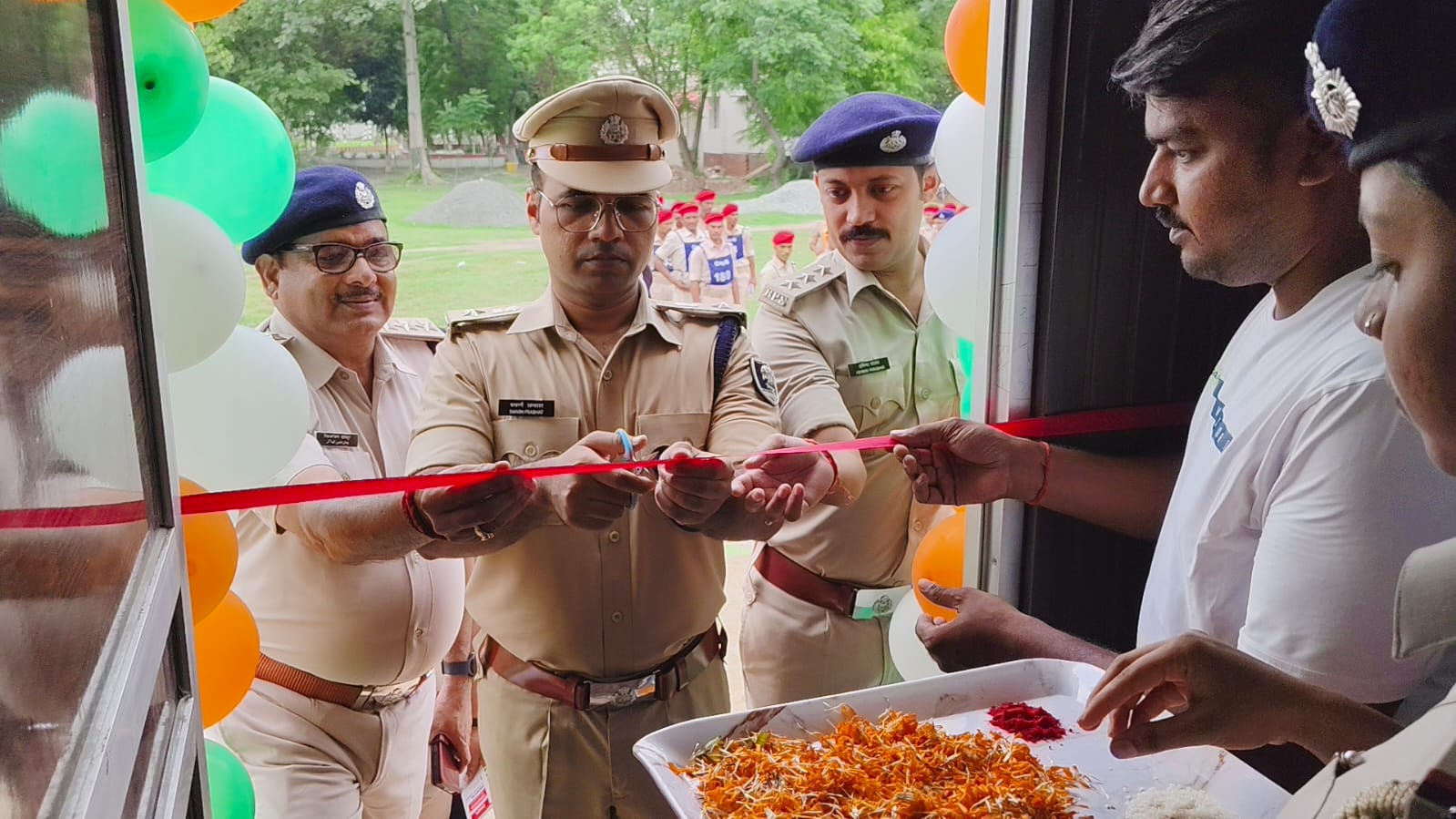 स्मार्ट क्लास का शुभारंभ करते एसपी स्मार्ट क्लास का शुभारंभ करते एसपी