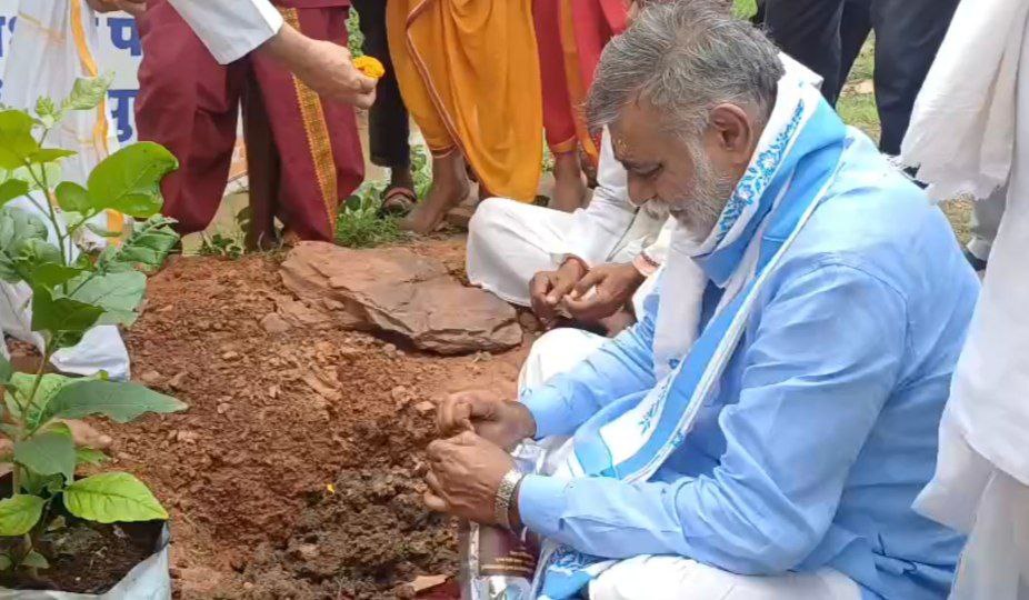 दमोह-जागेश्वरनाथ का पूजनार्चन कर देश की समृद्धि के लिये मंत्री प्रहलाद पटेल ने मांगा आशीष