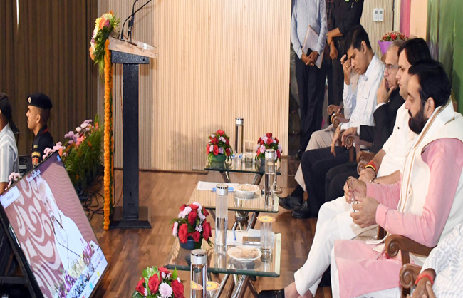 हरियाणा के मुख्यमंत्री नायब सैनी प्रधानमंत्री किसान सम्मान निधि कार्यक्रम में भाग लेते हुए