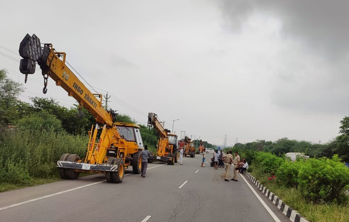 क्रेन से कैंटर उठाते हुए। क्रेन से कैंटर उठाते हुए।