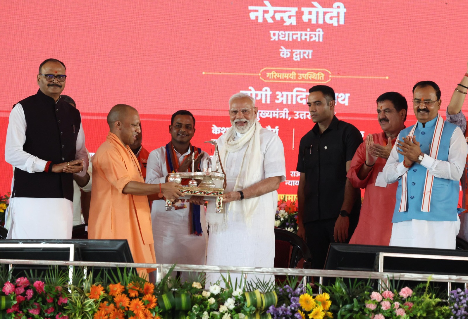 बनौली में प्रधानमंत्री के साथ मुख्यमंत्री बनौली में प्रधानमंत्री के साथ मुख्यमंत्री