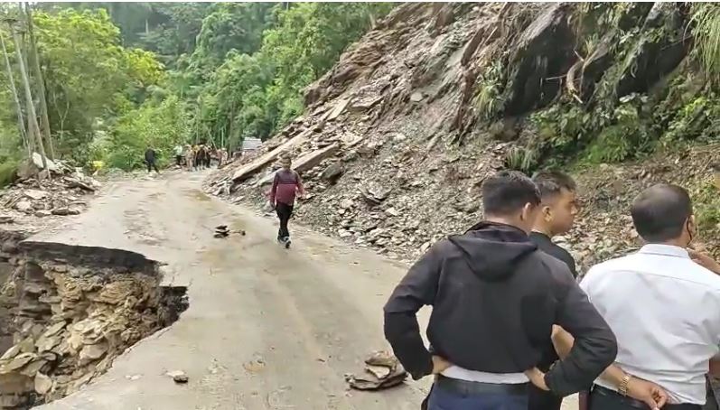 10 माइल के तारखोला इलाके में सड़क धसा