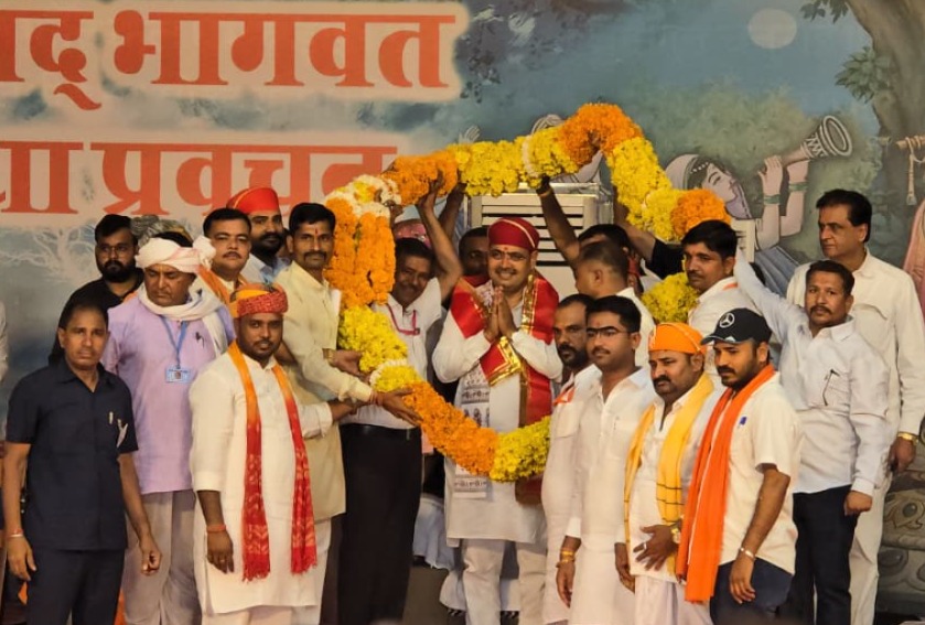 धोलागढ़ धाम में मुख्यमंत्री ने लिया साधु-संतों का आशीर्वाद धोलागढ़ धाम में मुख्यमंत्री ने लिया साधु-संतों का आशीर्वाद