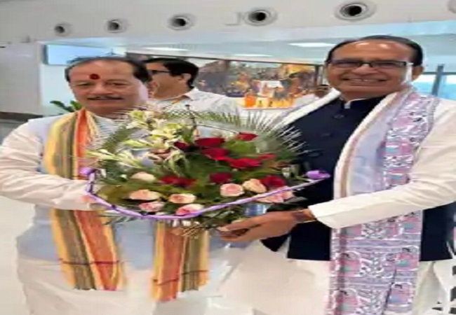केंद्रीय कृषि मंत्री शिवराज सिंह चौहान का एयरपाेट पर सवागत करते विजय सिनहा्