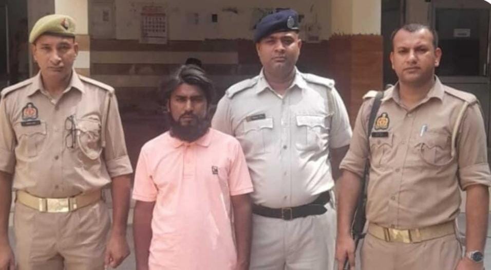 नाबालिग छात्रा को प्रेमजाल में फंसाकर भगा लाने के आरोप में गिरफ्तार आरोपित मौलाना मोहम्मद अलाउद्दीन।