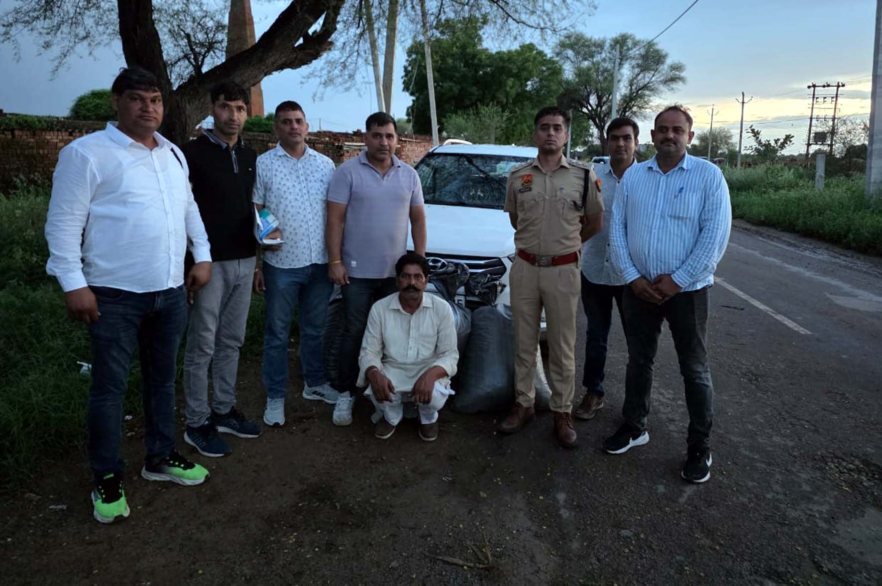 डोडा सहित पकड़ा गया आरोपी। डोडा सहित पकड़ा गया आरोपी।