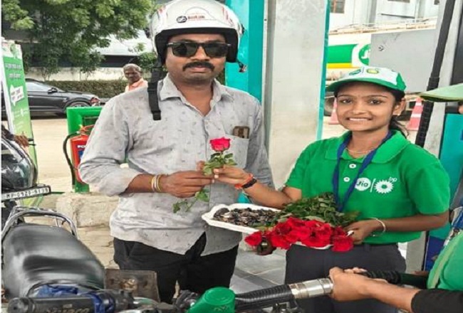 हेलमेट पहनकर पेट्रोल भरवाने वाले ग्राहकों का पुष्प के साथ स्वागत