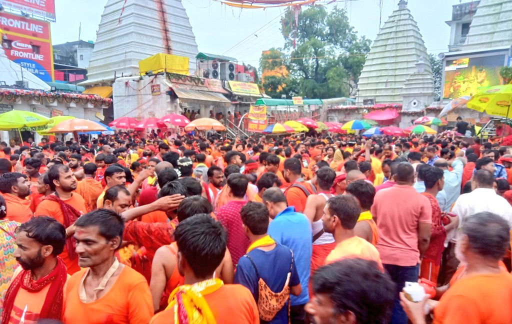बाबा बैद्यनाथ धाम में श्रद्धालुओं की भीड़ बाबा बैद्यनाथ धाम में श्रद्धालुओं की भीड़