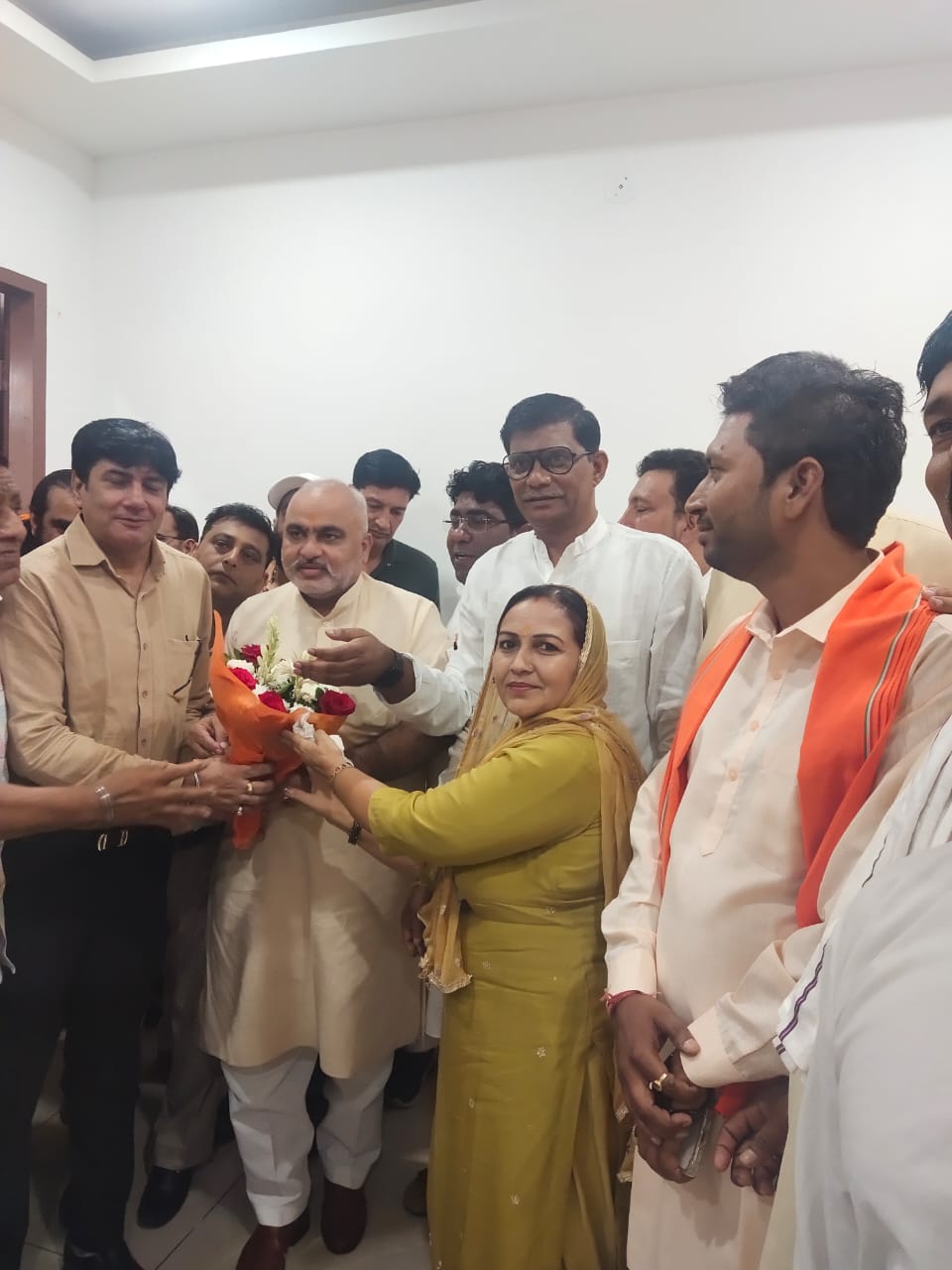 झज्जर में भाजपा की नेता और मशहूर हरियाणवी लोक गायिका राजबाला बहादुरगढ़ में करनाल से भाजपा विधायक जगमोहन मोहन आनंद का किया स्वागत।