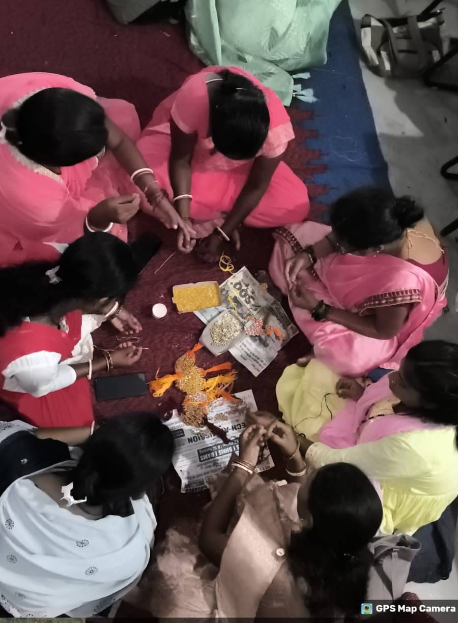 राखी बनाती महिलाएं