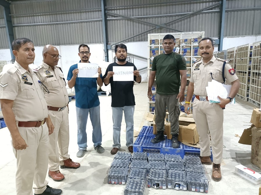 असमः कछार जिला मुख्यालय शहर सिलचर के कटहल रोड स्थित कूरियर सेवा के गोदाम से जब्त प्रतिबंधित कफ सिरप असमः कछार जिला मुख्यालय शहर सिलचर के कटहल रोड स्थित कूरियर सेवा के गोदाम से जब्त प्रतिबंधित कफ सिरप