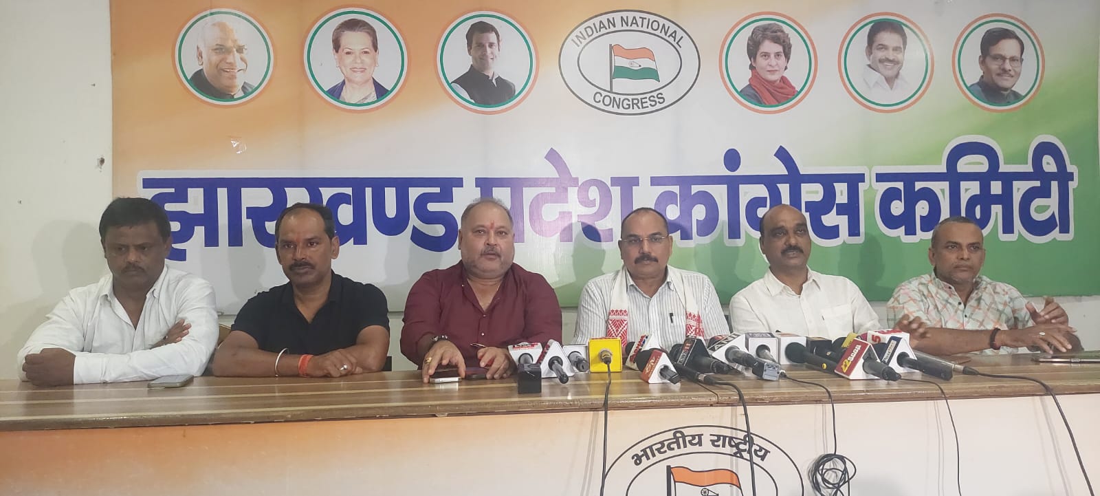 प्रेस वार्ता में प्रदीप यादप प्रेस वार्ता में प्रदीप यादप