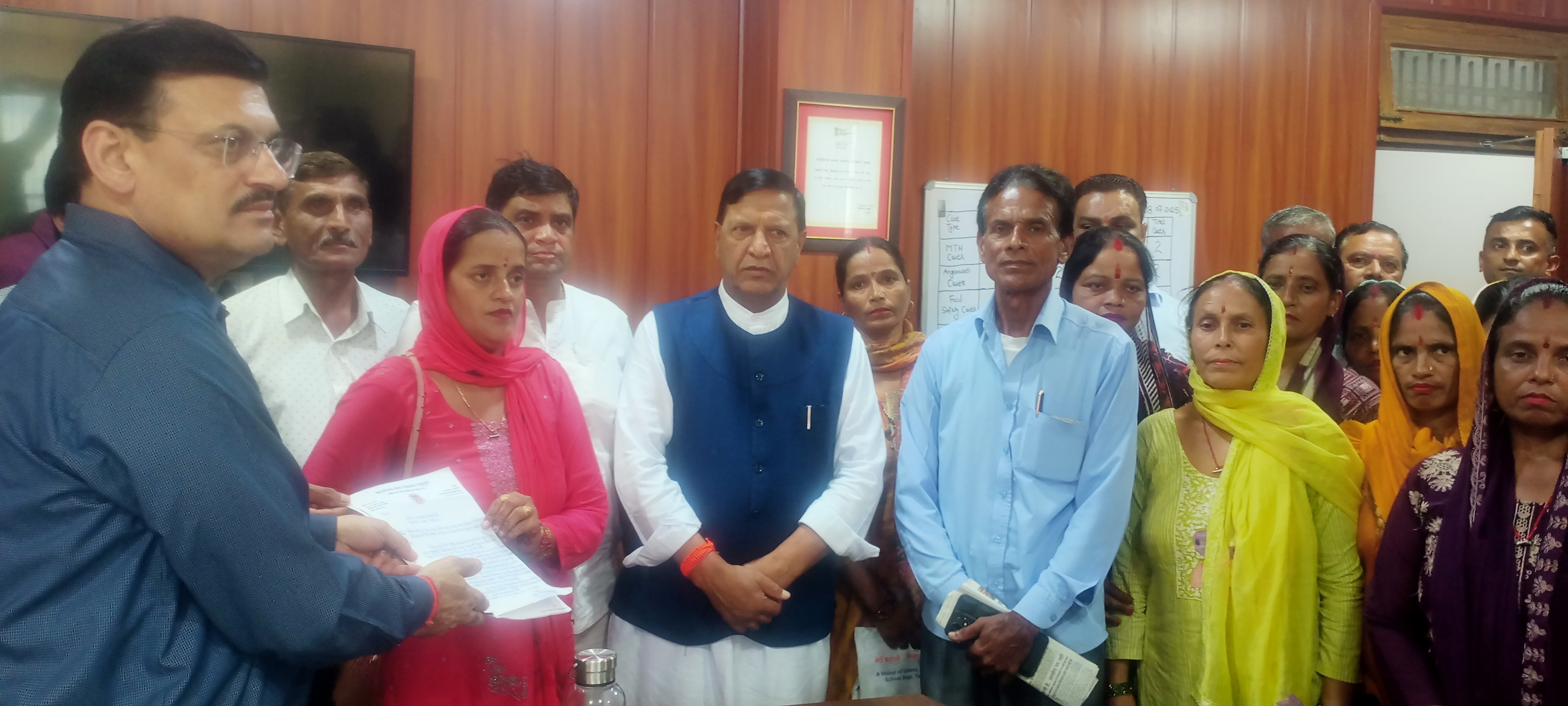 शहीद  के नाम का स्कूल ,जोकि 1967  से चल रहा था बंद करना शहीद का अपमान और बच्चों से खिलवाड़ : डॉ राजीव बिंदल ,भाजपा प्रदेश अध्यक्ष