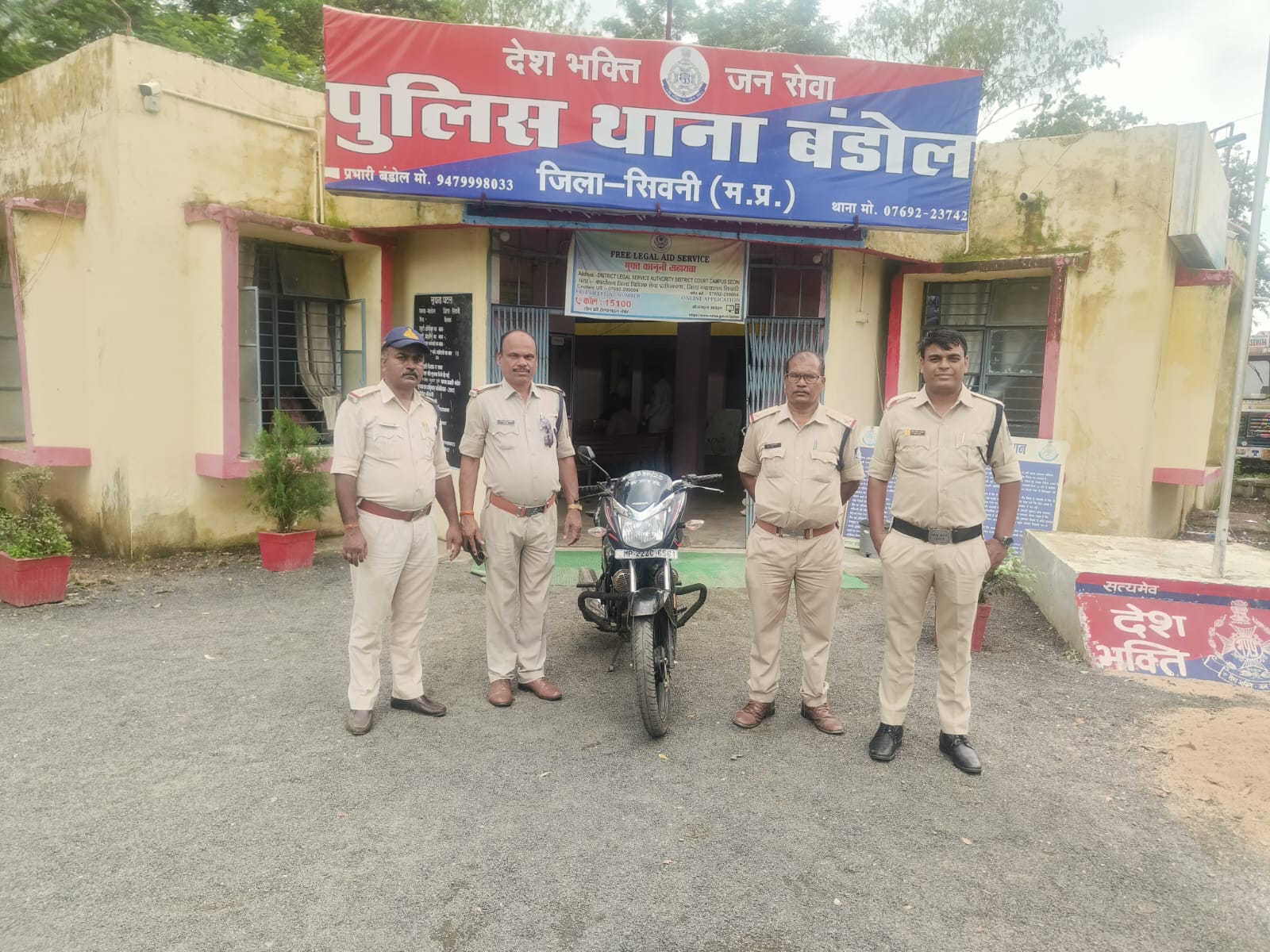Seoni: One arrested for carrying illegal cattle, search for two continues