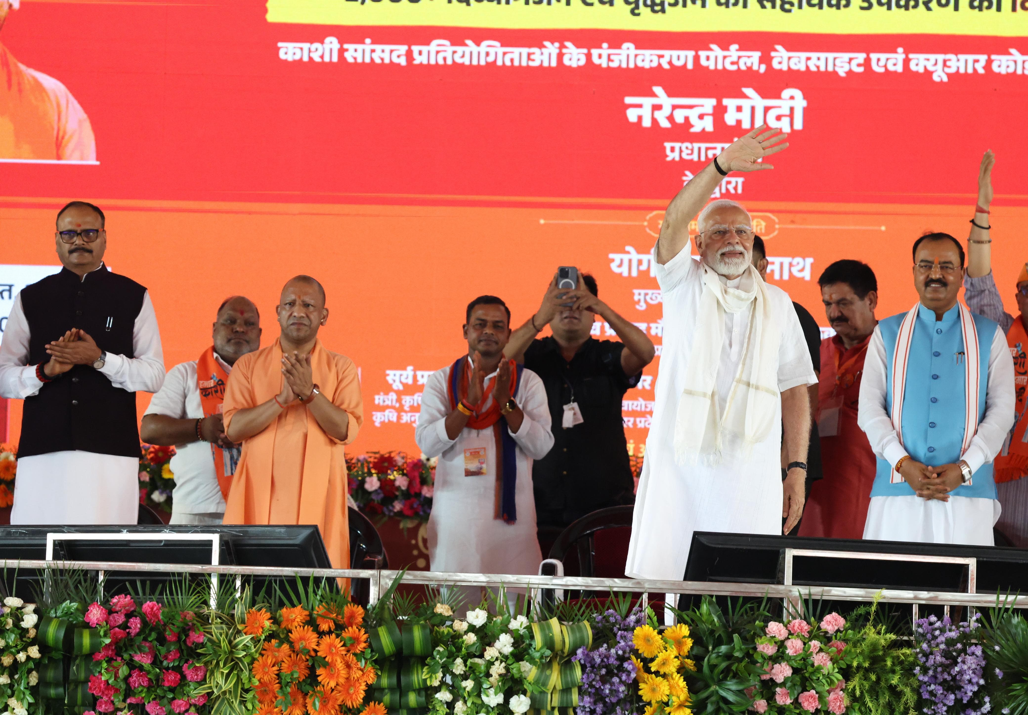 जनसभा में प्रधानमंत्री के साथ मुख्यमंत्री योगी जनसभा में प्रधानमंत्री के साथ मुख्यमंत्री योगी