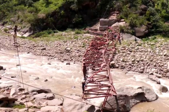 नरसू ब्लॉक को जोड़ने के लिए 1.58 करोड़ रुपये की लागत से बना एक निर्माणाधीन पैदल पुल भारी बारिश के बीच ढह
