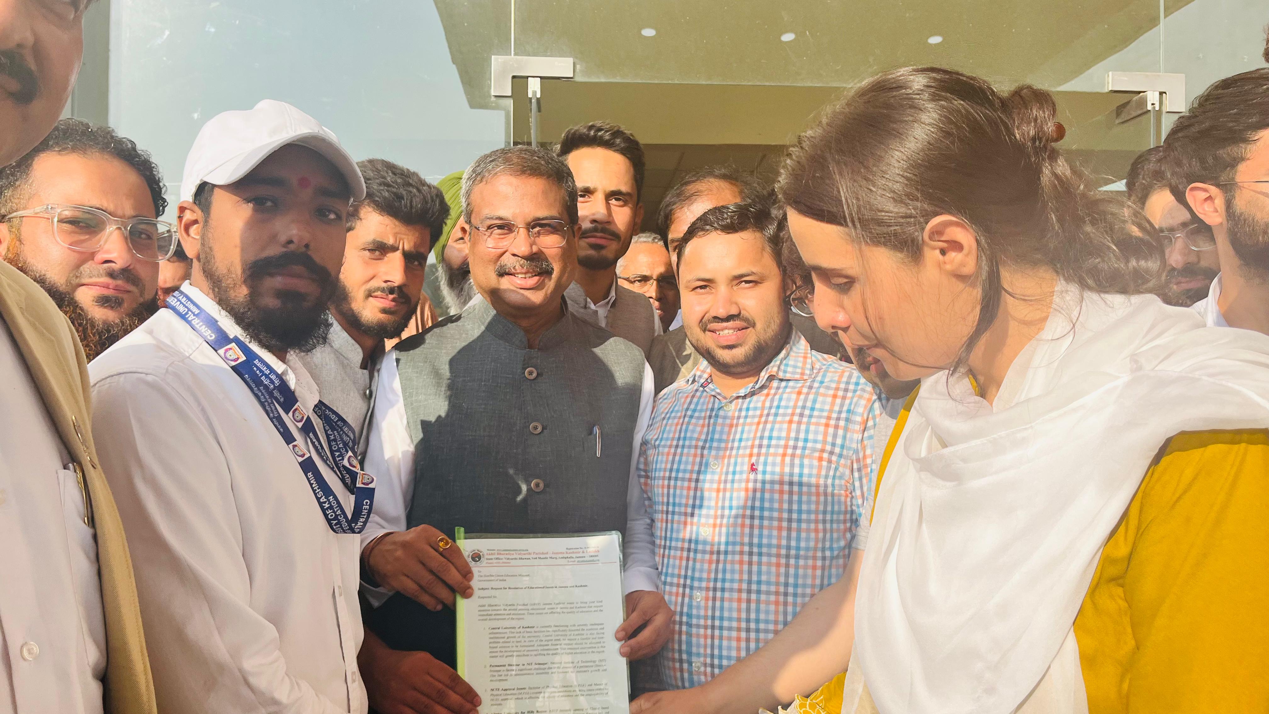 अभाविप ने केंद्रीय शिक्षा मंत्री को सौंपा ज्ञापन, जम्मू-कश्मीर की शैक्षिक समस्याओं पर जताई चिंता