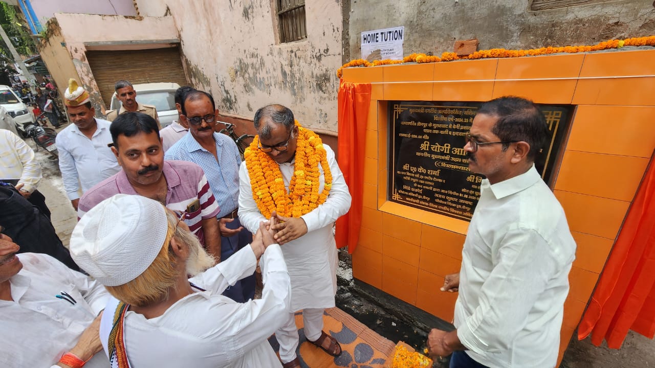 राज्य मंत्री गिरीश चंद्र यादव उद्घाटन करते हुए राज्य मंत्री गिरीश चंद्र यादव उद्घाटन करते हुए