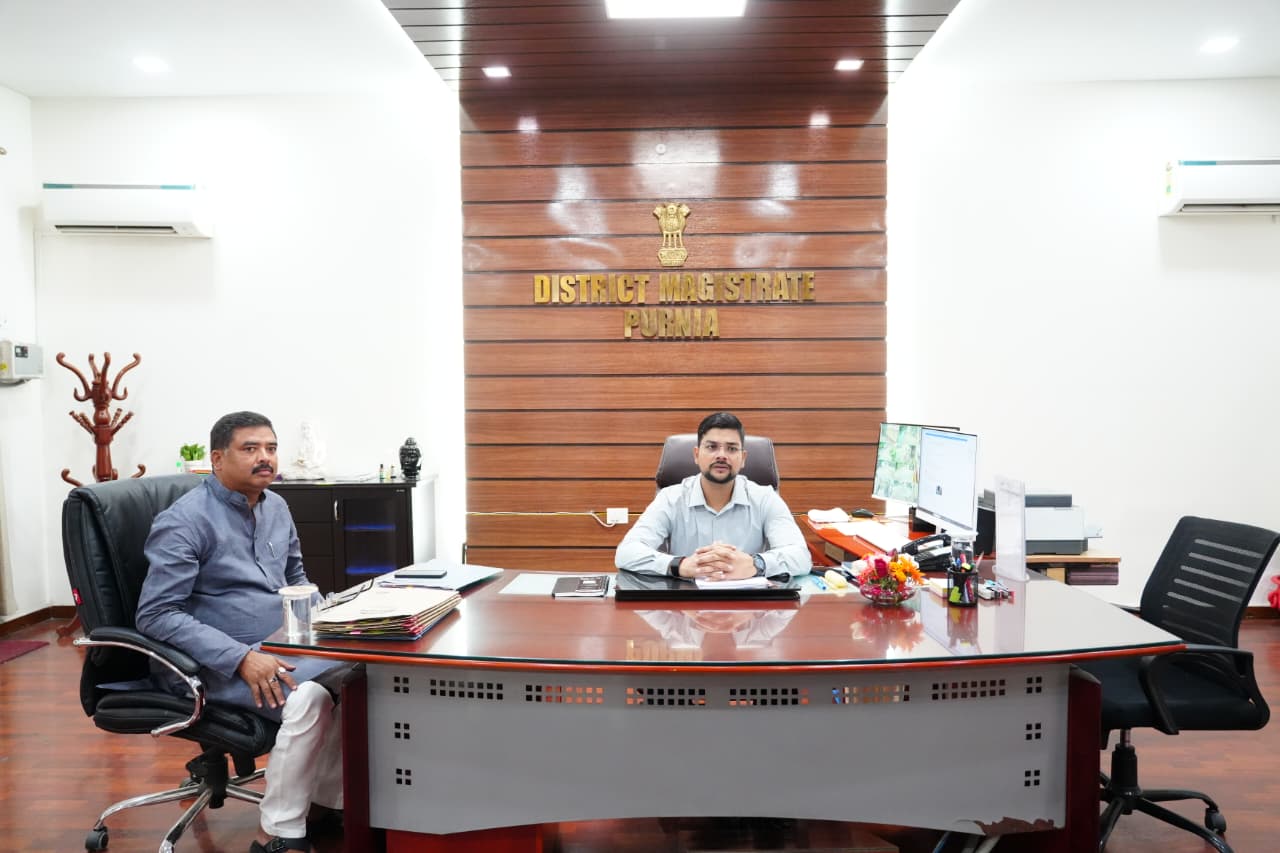 डीएम से मिलते पूर्व सांसद संतोष कुशवाहा डीएम से मिलते पूर्व सांसद संतोष कुशवाहा