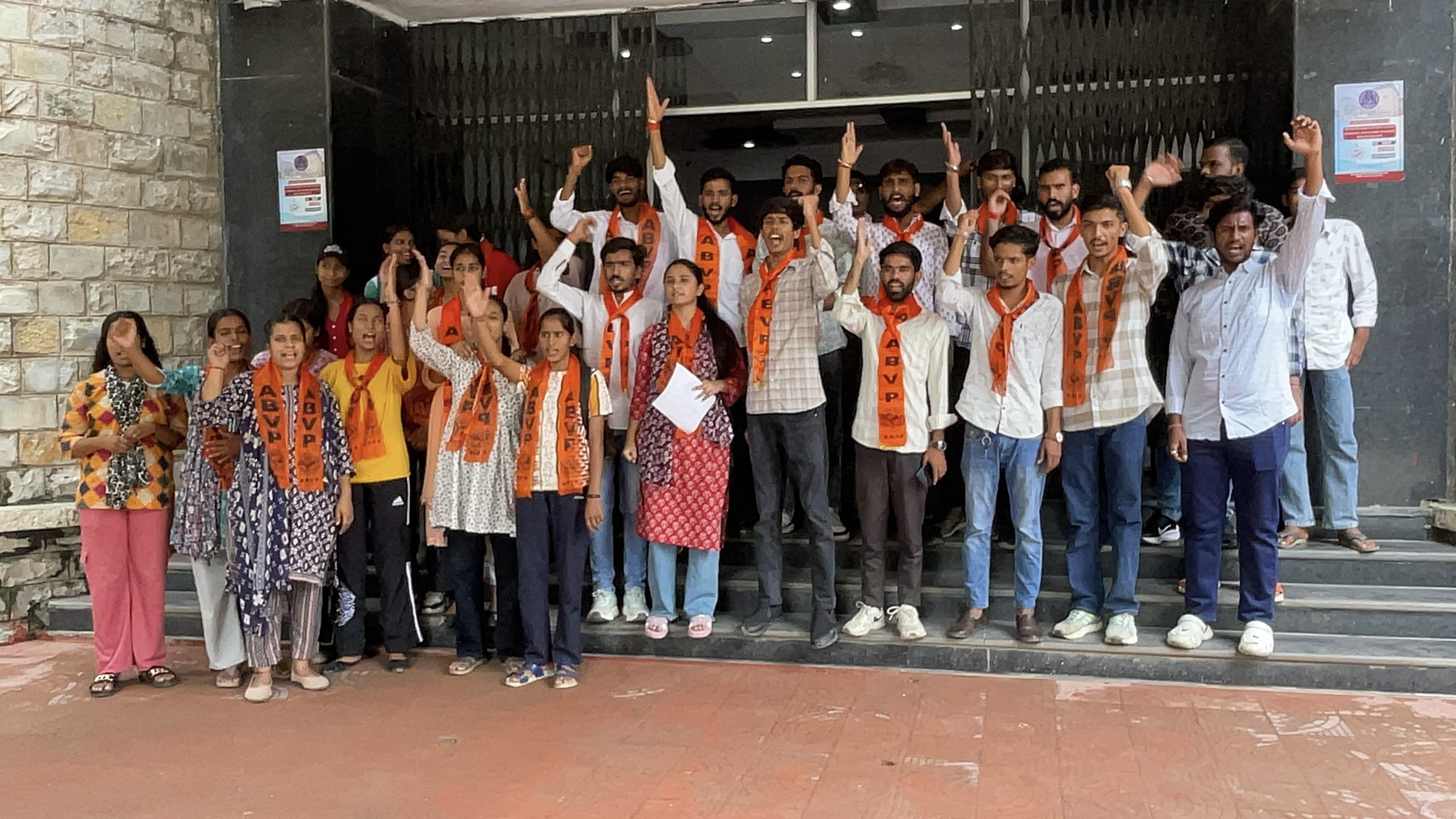 चित्तौड़गढ़ में शनिवार को मेवाड़ यूनिवर्सिटी के खिलाफ प्रदर्शन करते एबीवीपी कार्यकर्ता। चित्तौड़गढ़ में शनिवार को मेवाड़ यूनिवर्सिटी के खिलाफ प्रदर्शन करते एबीवीपी कार्यकर्ता।