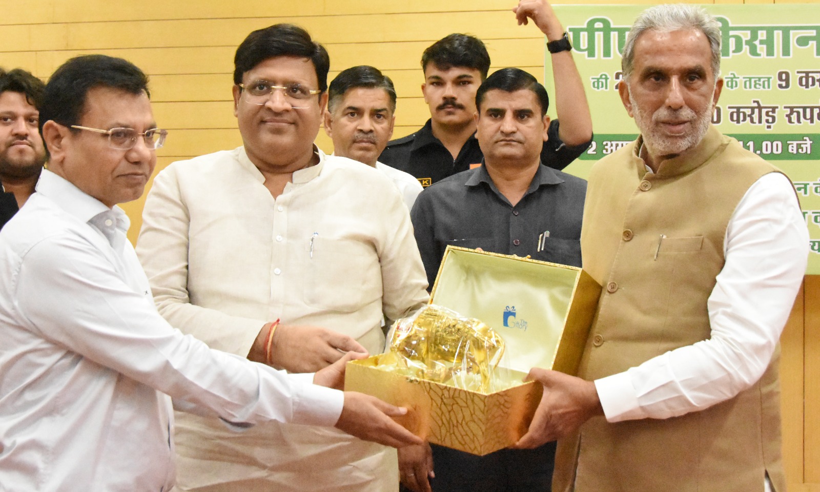 केंद्रीय राज्यमंत्री कृष्णपाल गुर्जर व कैबिनेट मंत्री विपुल गोयल का स्वागत करते एडीसी सतबीर मान