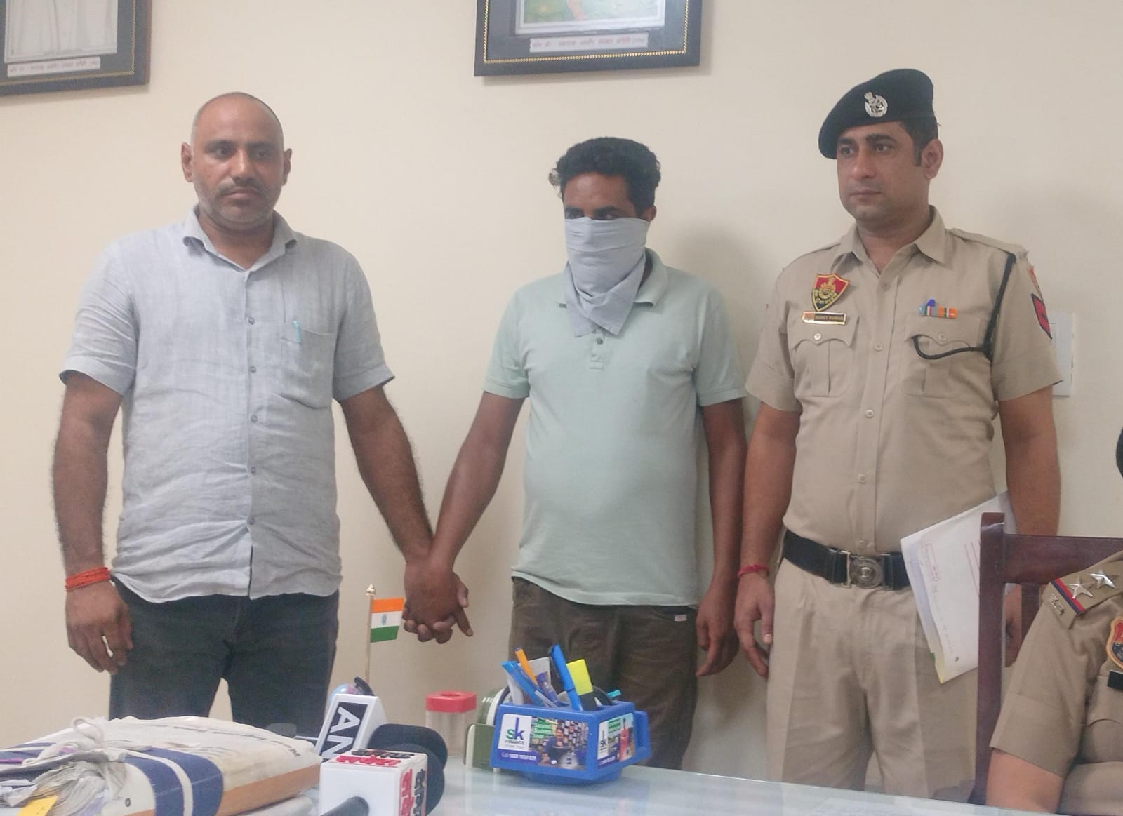 पुलिस गिरफ्त में आरोपित। पुलिस गिरफ्त में आरोपित।