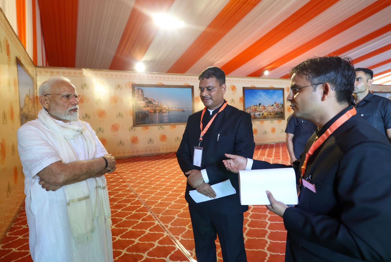 प्रधानमंत्री कमिश्नर और जिलाधिकारी से बाढ़ के हालात की जानकारी लेते हुए प्रधानमंत्री कमिश्नर और जिलाधिकारी से बाढ़ के हालात की जानकारी लेते हुए