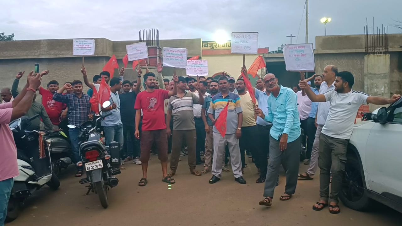 बिजुरी रेलवे स्टेशन में प्रर्दशन करते रेल कर्मचारी 01