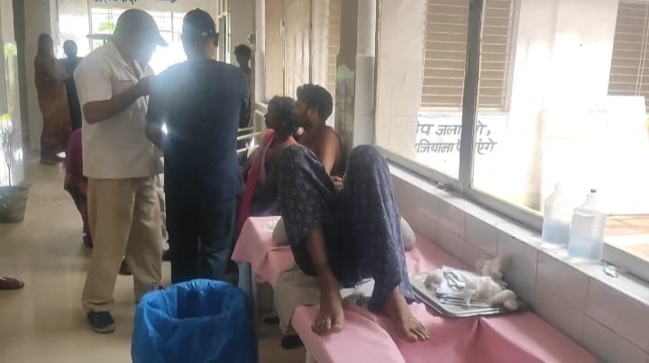 सामुदायिक स्वास्थ्य केंद्र पुष्पराजगढ़ इलाज कराते घायल 03