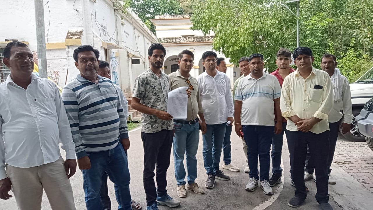 डीएम से शिकायत करने पहुंचे ग्रामीण