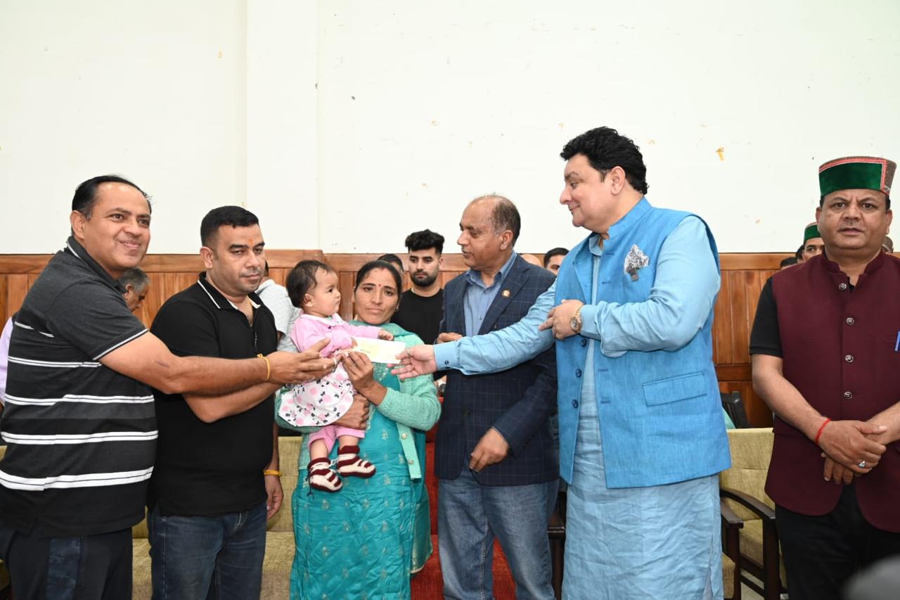 थुनाग पंहुचने पर पूर्व मुख्यमंत्री के साथ सुधीर शर्मा। थुनाग पंहुचने पर पूर्व मुख्यमंत्री के साथ सुधीर शर्मा।