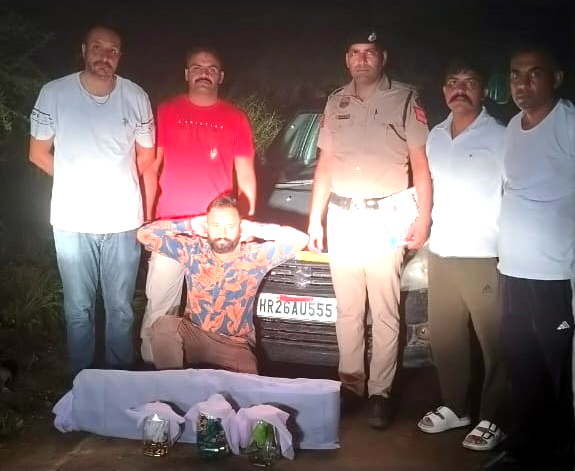 अवैध हथियार के साथ पकड़ा गया आरोपी। अवैध हथियार के साथ पकड़ा गया आरोपी।