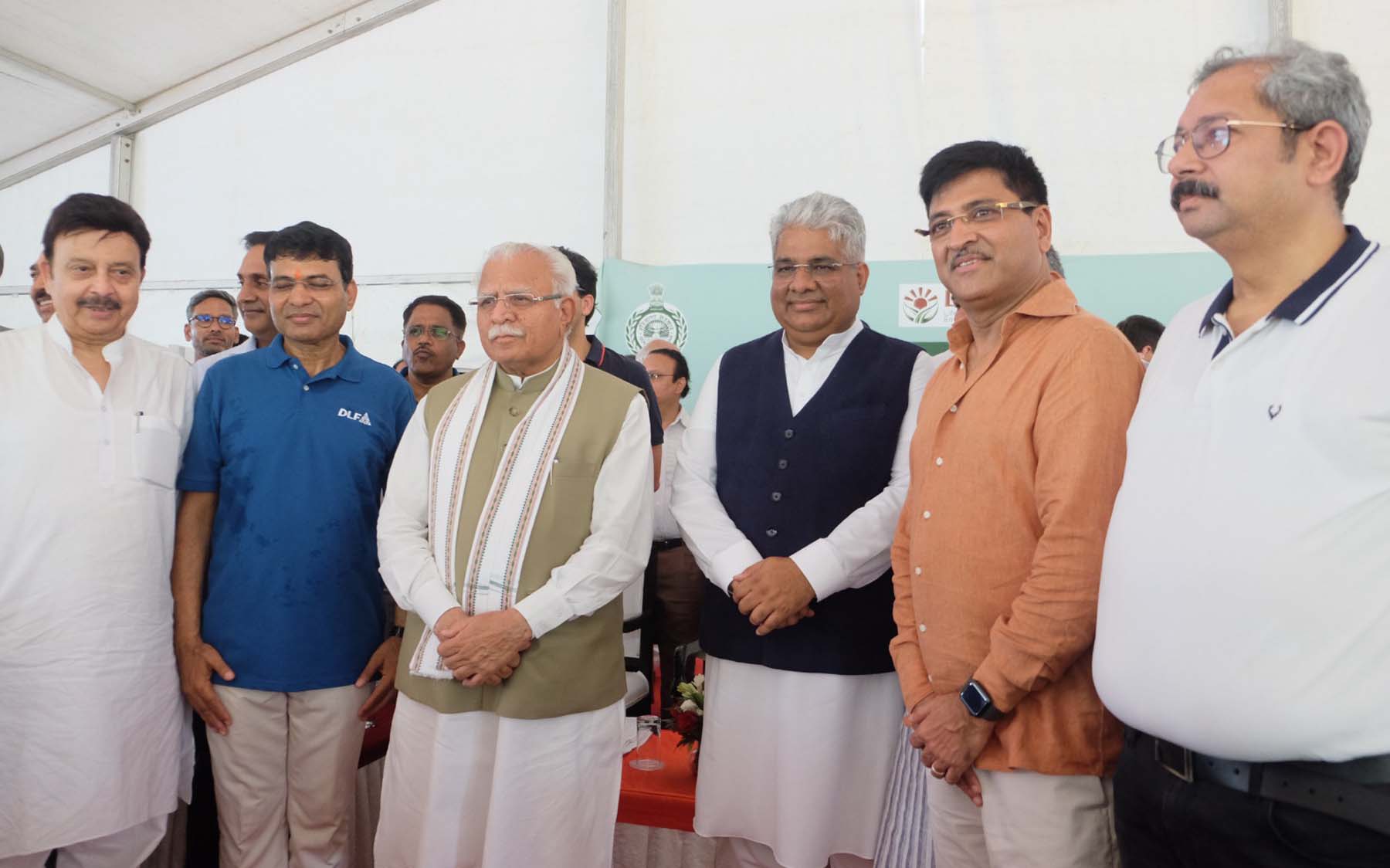 गुुरुग्राम अरावली क्षेत्र में शनिवार को मातृ वन विकसित करने के शिलान्यास अवसर पर मौजूद केंद्रीय मंत्री मनोहर लाल व केंद्रीय मंत्री भूपेंद्र यादव, साथ में संस्थाओं के प्रतिनिधि। गुुरुग्राम अरावली क्षेत्र में शनिवार को मातृ वन विकसित करने के शिलान्यास अवसर पर मौजूद केंद्रीय मंत्री मनोहर लाल व केंद्रीय मंत्री भूपेंद्र यादव, साथ में संस्थाओं के प्रतिनिधि।