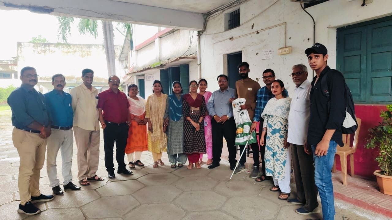 कोरबा : क्लासरूम के बाहर घूम रही थी मादा गोह, सर्प मित्र की मदद से रेस्क्यू किया गया शेड्यूल 1 का खूबसूरत सरीसृप कोरबा : क्लासरूम के बाहर घूम रही थी मादा गोह, सर्प मित्र की मदद से रेस्क्यू किया गया शेड्यूल 1 का खूबसूरत सरीसृप