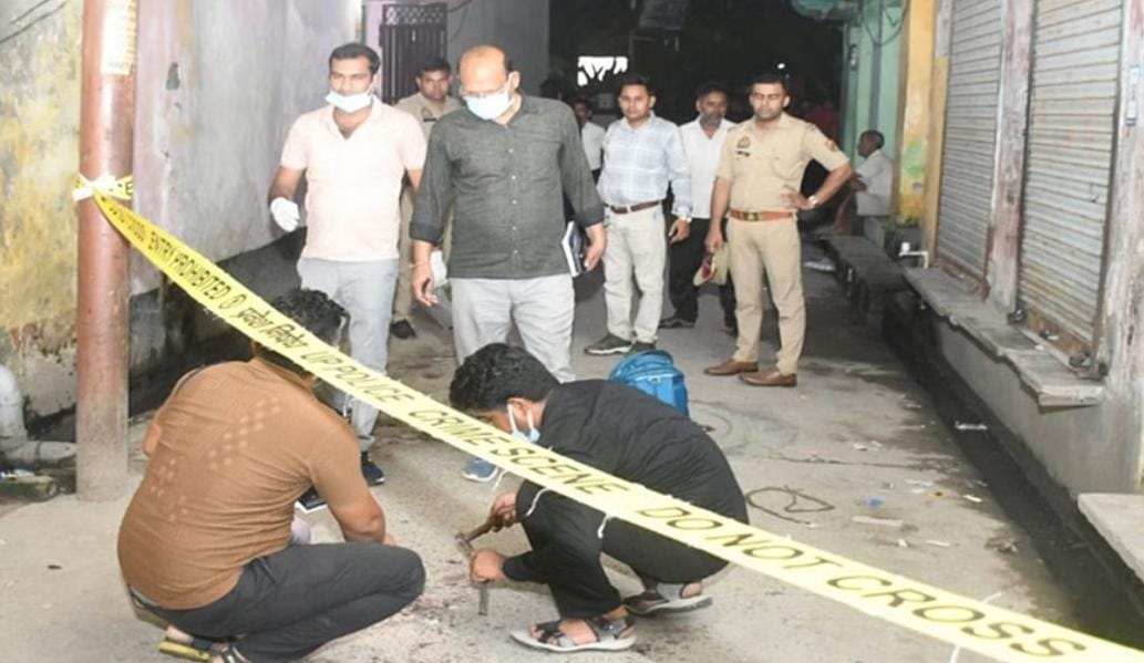 मकान बेचने के विवाद में युवक की पीट-पीटकर हत्या के बाद घटनास्थल पर पहुंची फोरेंसिक टीम। मकान बेचने के विवाद में युवक की पीट-पीटकर हत्या के बाद घटनास्थल पर पहुंची फोरेंसिक टीम।