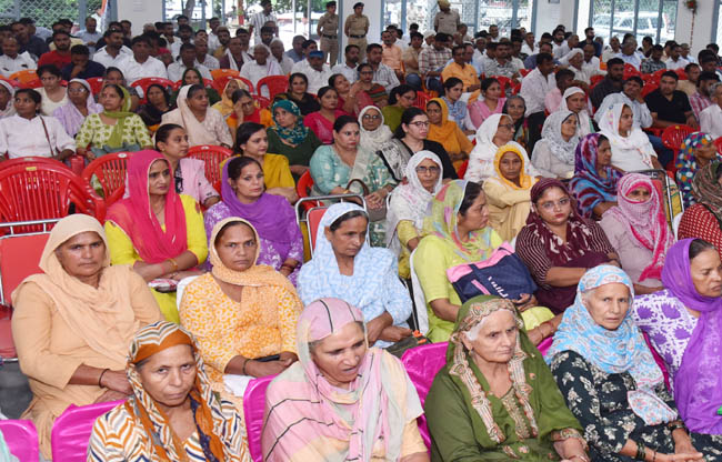 सोनीपत: कार्यक्रम के दौरान उपस्थित महिलाएं लखपति दीदी तथा 08 महिलाएं बनी ड्रोन दीदी सोनीपत: कार्यक्रम के दौरान उपस्थित महिलाएं लखपति दीदी तथा 08 महिलाएं बनी ड्रोन दीदी