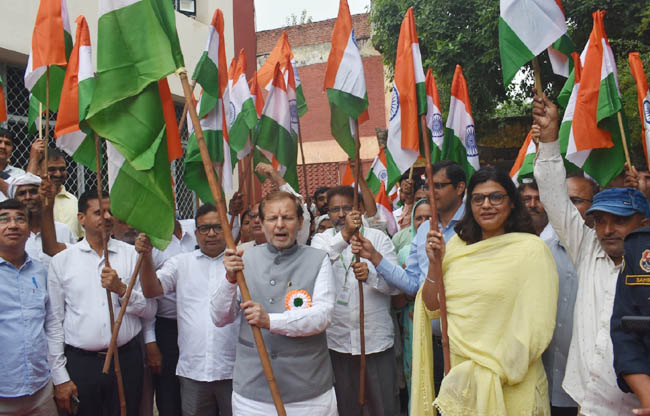 सोनीपत: हर घर तिरंगा अभियान की शुभारंभ करते हुए कैबिनेट मंत्री अरविंद शर्मा सोनीपत: हर घर तिरंगा अभियान की शुभारंभ करते हुए कैबिनेट मंत्री अरविंद शर्मा