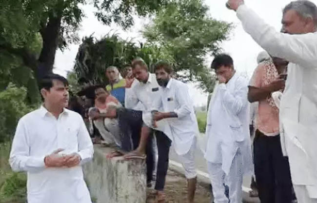 सोनीपत: खेत में किसानेां की जलभराव की समस्या को सुनते हुए विधायक इदंुराज भालू सोनीपत: खेत में किसानेां की जलभराव की समस्या को सुनते हुए विधायक इदंुराज भालू