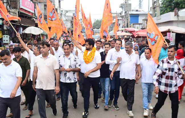 सोनीपत: हरिद्वार के लिए सावन ज्योत महोत्सव के रवानगी देते हुए विधायक देवेंद्र कादियान