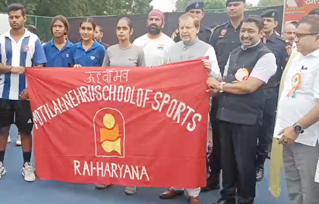 सोनीपत: राई में आयोजित राज्य स्तरीय खेल महाकुंभ को आरंभ करवाते हुए सोनीपत: राई में आयोजित राज्य स्तरीय खेल महाकुंभ को आरंभ करवाते हुए