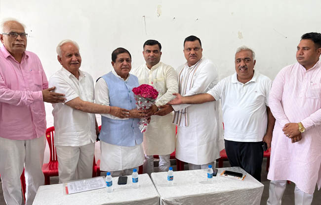 सोनीपत: भाजपा नेता ललित बत्रा का स्वागत करते जिला अध्यक्ष बिजेंद्र मलिक व प्रदीप सांगवान