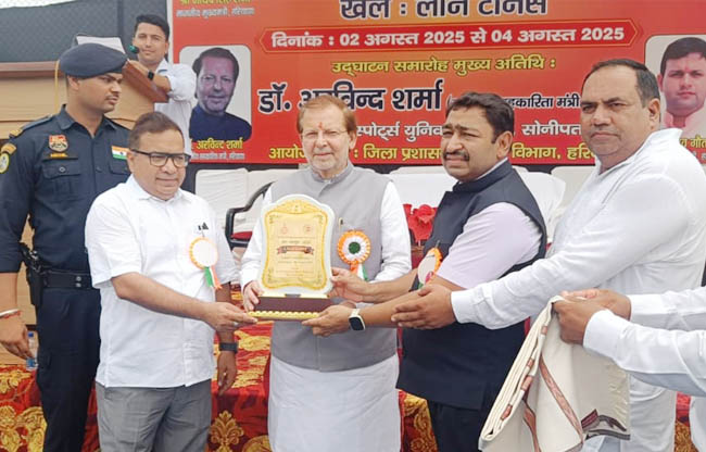 उपायुक्त सुशील सारवान मंच पर मंत्री अरविंद शर्मा को रूमृति चिह्न देते हुए उपायुक्त सुशील सारवान मंच पर मंत्री अरविंद शर्मा को रूमृति चिह्न देते हुए