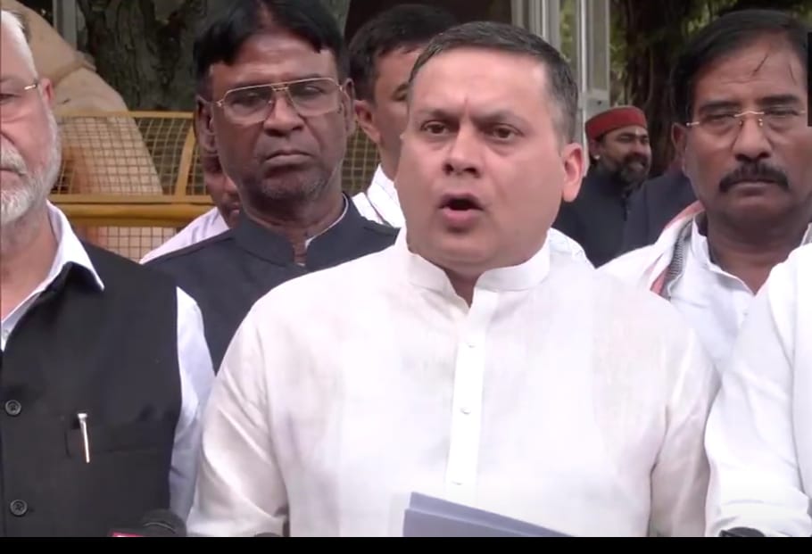 भाजपा नेता अमित मालवीय मीडिया से बात करते हुए भाजपा नेता अमित मालवीय मीडिया से बात करते हुए