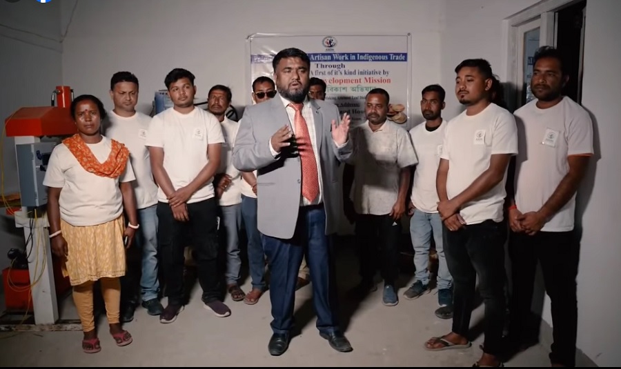 असमः मुख्यमंत्री द्वारा सोशल मीडिया पर कौशल केंद्र के संबंध में शेयर किये गये वीडियो का दृश्य असमः मुख्यमंत्री द्वारा सोशल मीडिया पर कौशल केंद्र के संबंध में शेयर किये गये वीडियो का दृश्य